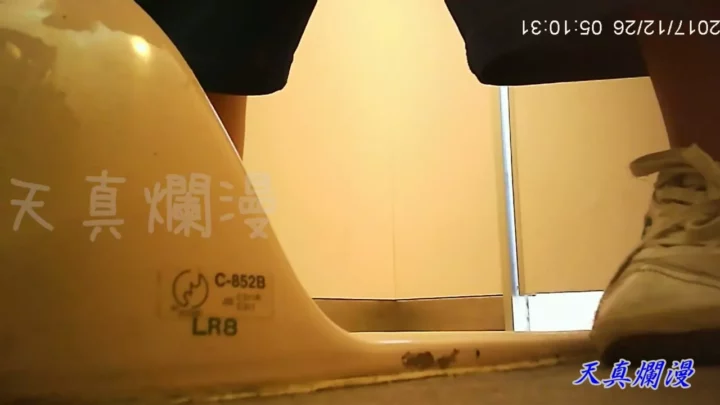 隠し撮りトイレ盗撮！剛毛ふさふさ美女の衝撃チェック のスクリーンショット 2