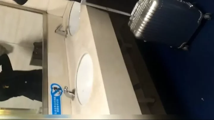 大胆不敵！トイレで魅せるお尻とへそに興奮！ のスクリーンショット 14