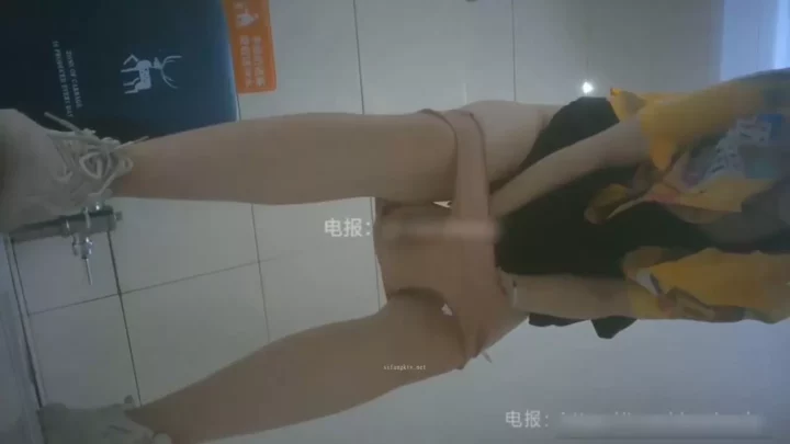 【中国トイレ盗撮】覗き見された羞恥に震える美女 のスクリーンショット 2
