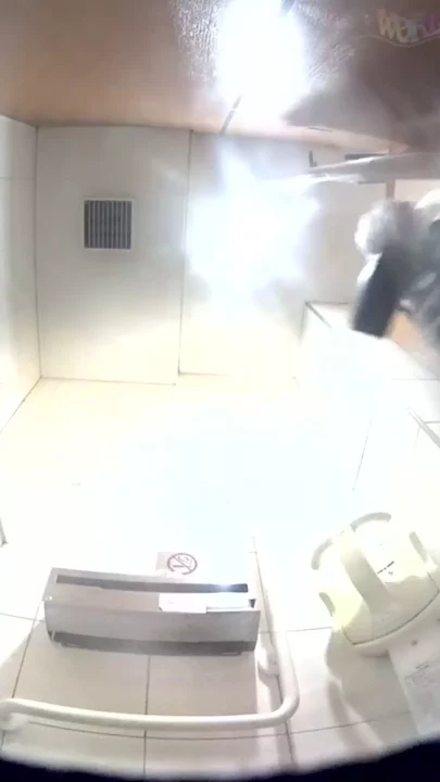 都会の駅で盗撮された美女たち！衝撃のトイレ隠し撮り のスクリーンショット 10