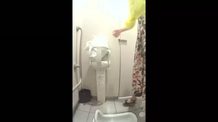 Toilet Spy Cam Toilet Voyeur 綺麗な女性のおしっこ特集 のスクリーンショット 2