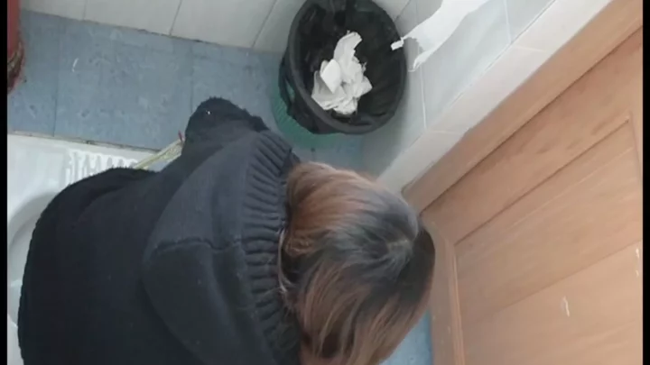 【盗撮】韓国女子大のトイレに隠しカメラ！衝撃のフリーハンド… のスクリーンショット 3