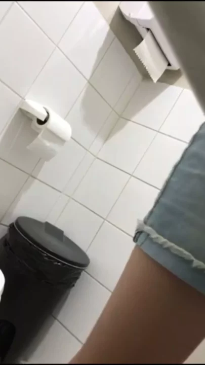 覗き見の興奮！女子トイレ盗撮カメラ のスクリーンショット 3