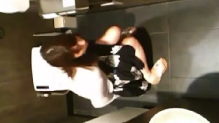 ドトール美人を盗撮！隠しカメラが捉えた秘密のトイレ のスクリーンショット 3