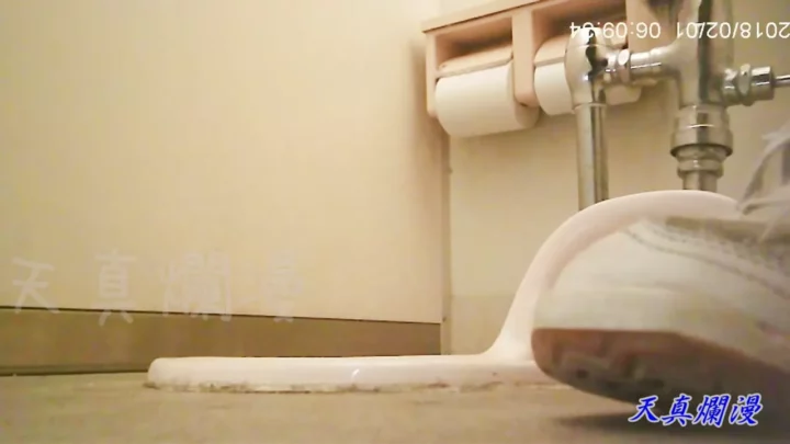 期間限定！大会トイレで盗撮された美女たち のスクリーンショット 3