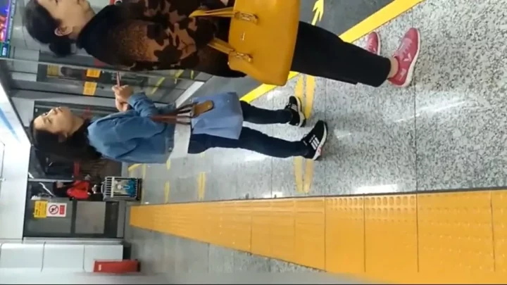 大胆不敵！トイレで魅せるお尻とへそに興奮！ のスクリーンショット 15