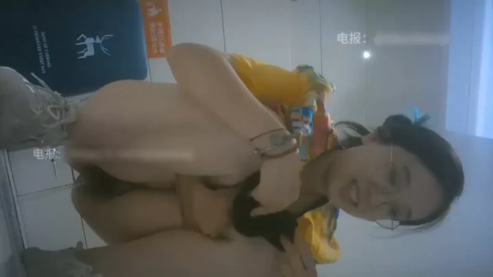 【中国トイレ盗撮】覗き見された羞恥に震える美女