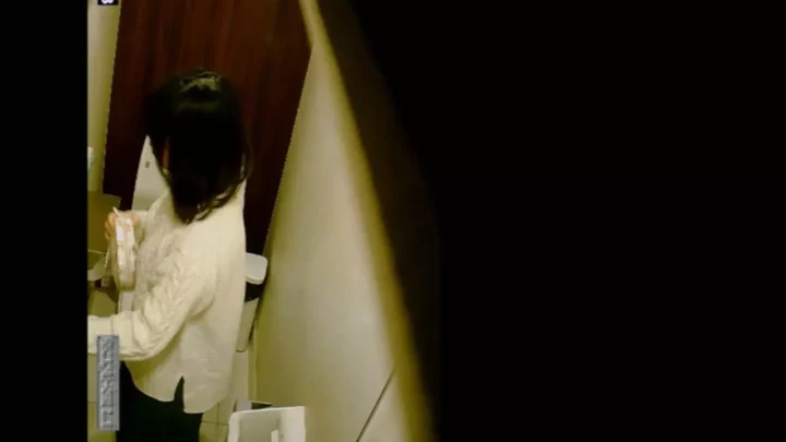 【盗撮】花園で彼女がまさかの野糞！？隠し撮り のスクリーンショット 8