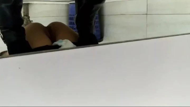 大胆不敵！トイレで魅せるお尻とへそに興奮！ のスクリーンショット 16