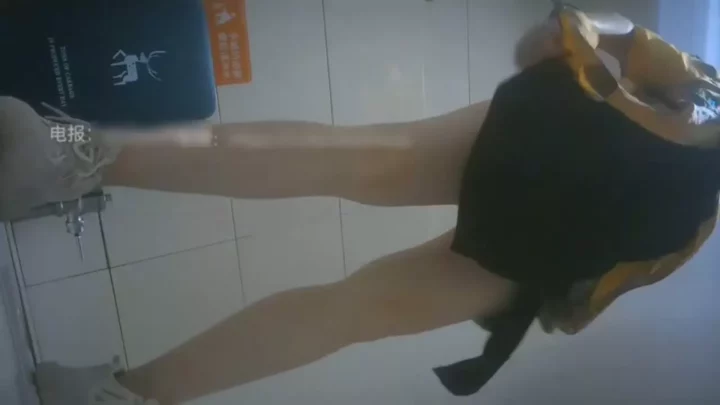 【中国トイレ盗撮】覗き見された羞恥に震える美女 のスクリーンショット 4