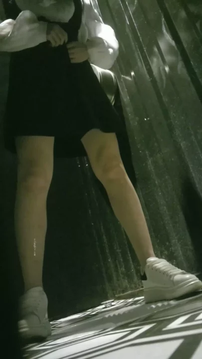KTVの個室トイレに隠しカメラ！衝撃の盗撮映像 のスクリーンショット 4