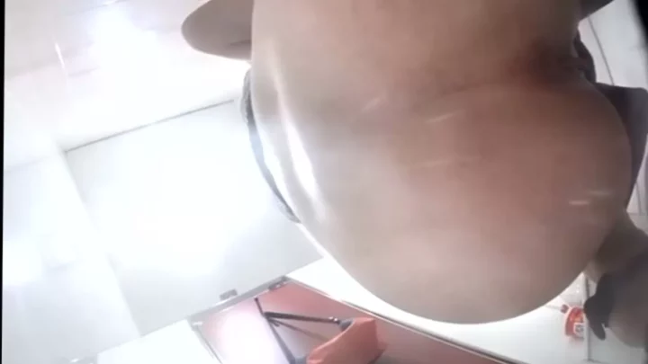 駅直下美人トイレ盗撮！思わず息をのむ美尻の数々 のスクリーンショット 4
