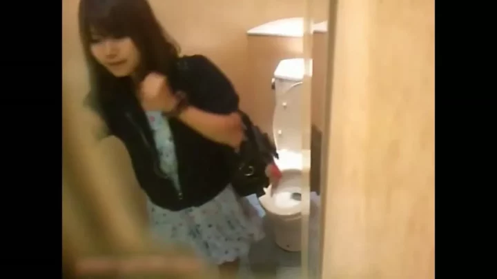 覗き見快感！熟女OLのトイレタイムが丸見え のスクリーンショット 5