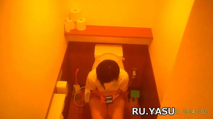 覗き見快感！熟女OLのトイレタイムが丸見え のスクリーンショット 13