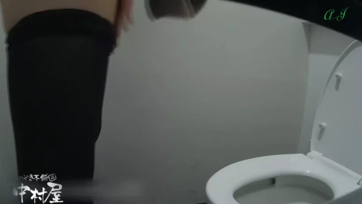 名門大学の女子トイレで繰り広げられる秘密の覗き見 のスクリーンショット 1