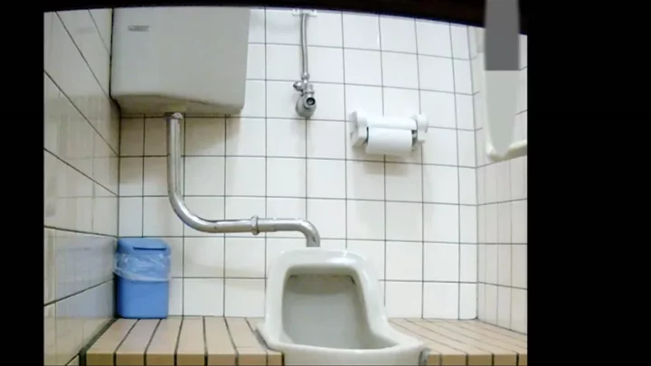 【4K】台湾の和式トイレに仕掛けた隠しカメラ！ のスクリーンショット 1