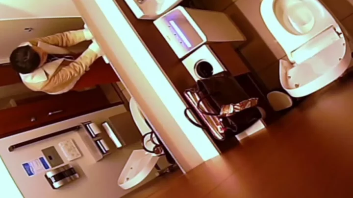 覗き見Gカップ！カフェのトイレで盗撮され続けた女