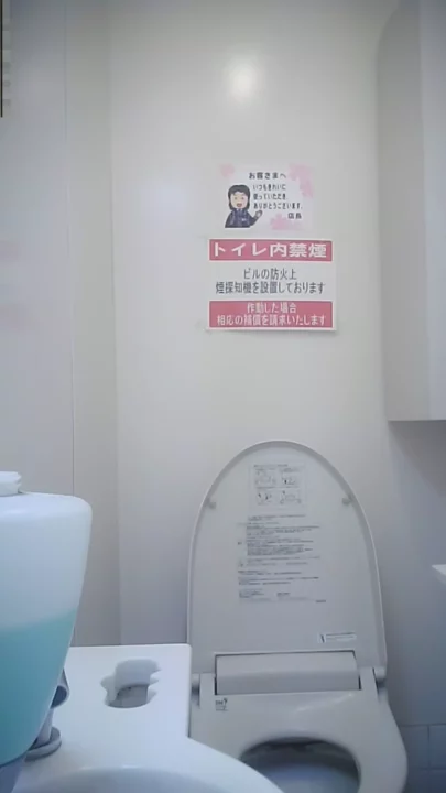 コンビニトイレ盗撮！まさかの美人客が… のスクリーンショット 1