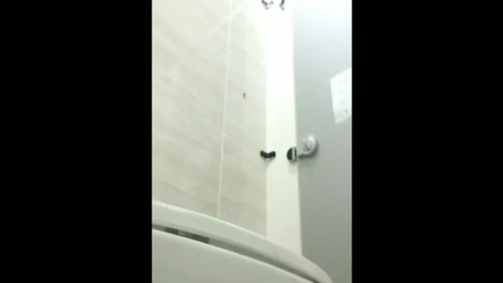 【無修正】盗撮カメラが捉えたトイレの美女たち のスクリーンショット 9