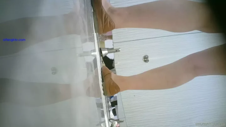 【盗撮】中国トイレで大胆ハプニング！ のスクリーンショット 1