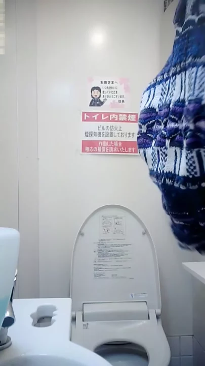 トイレの個室で盗撮！美女の無防備な姿 のスクリーンショット 1