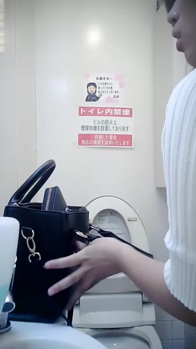 トイレの個室で盗撮！美女の無防備な姿 のスクリーンショット 9
