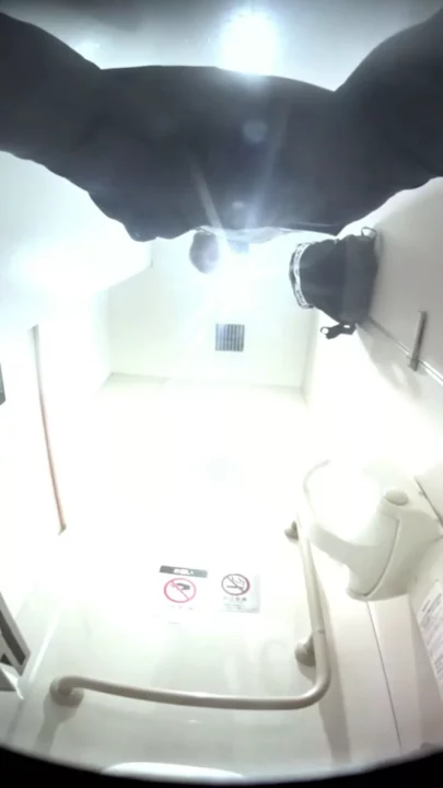 和式トイレ盗撮！お姉さんたちの密やかな瞬間を2カメラで のスクリーンショット 1