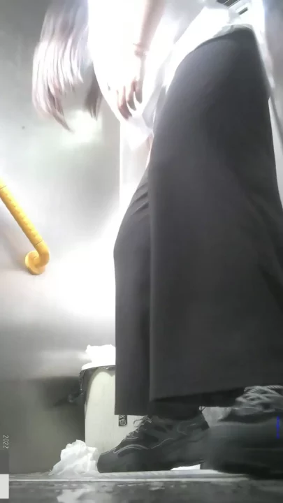 欲望うずまく大学トイレで無防備な素肌が乱舞！ のスクリーンショット 1