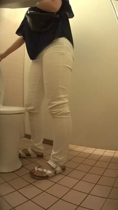 地下鉄トイレ盗撮！密室で悶える女性を隠し撮り のスクリーンショット 1