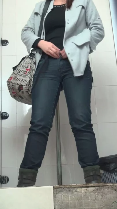 地下鉄トイレ盗撮！密室で悶える女性を隠し撮り のスクリーンショット 9