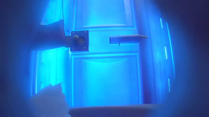 真夏の衝撃！ビーチの公衆トイレで決死の盗撮 のスクリーンショット 1