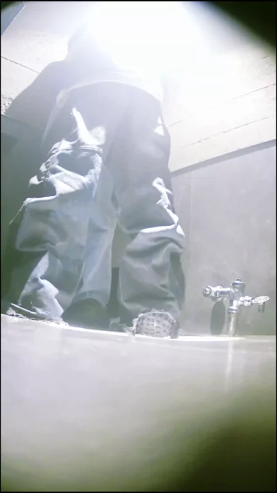 監視カメラが捉えた…トイレでの衝撃的な行為 のスクリーンショット 1