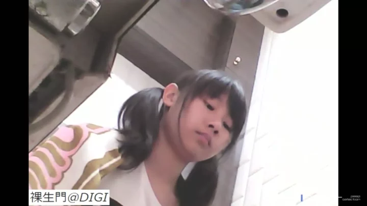隠し撮り！トイレで魅せる日本人離れした美脚 のスクリーンショット 1