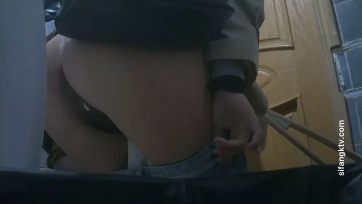 中国の公共トイレで盗撮！驚愕のハプニング連続 のスクリーンショット 2