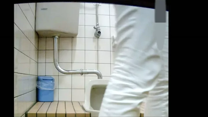 【4K】台湾の和式トイレに仕掛けた隠しカメラ！ のスクリーンショット 2