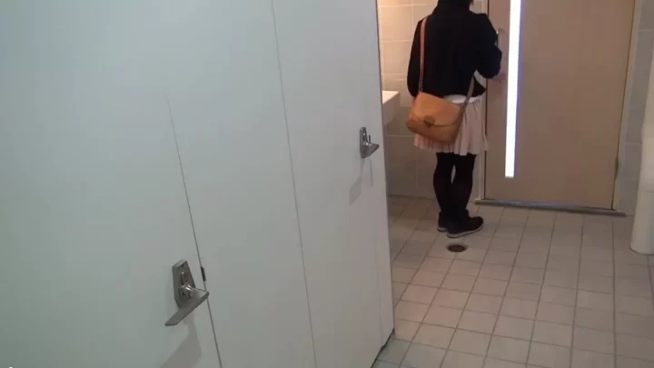 覗き見Gカップ！カフェのトイレで盗撮され続けた女 のスクリーンショット 2