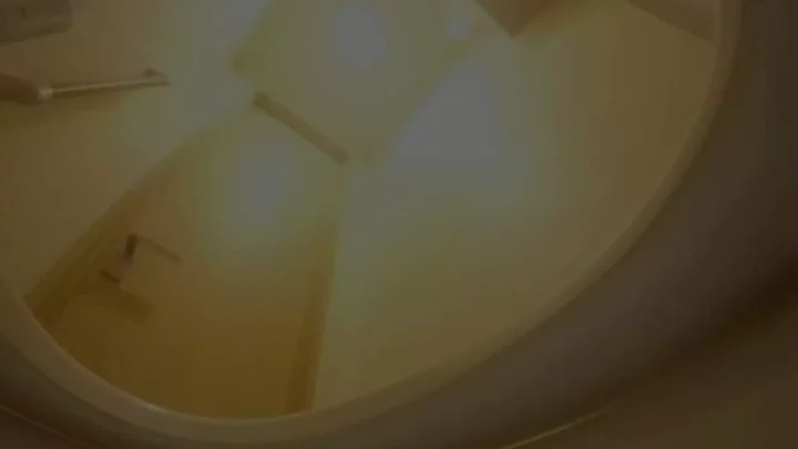 覗き見Gカップ！カフェのトイレで盗撮され続けた女 のスクリーンショット 14