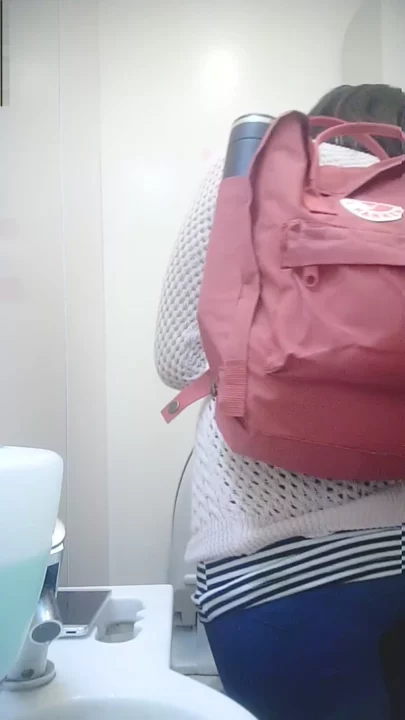 コンビニトイレ盗撮！まさかの美人客が… のスクリーンショット 2