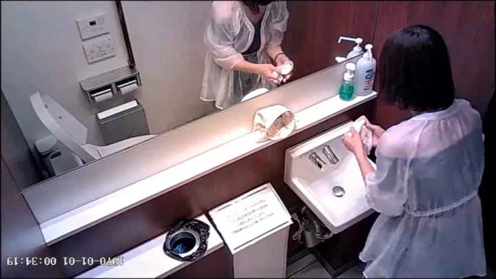 隠し撮り！トイレで魅せる花園彼女たちの秘密 のスクリーンショット 2