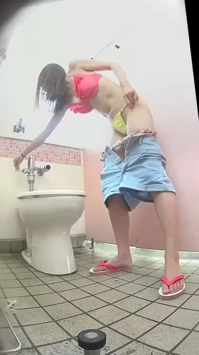 御堂筋線トイレで盗撮！美女の絶頂排泄音に興奮！ のスクリーンショット 6
