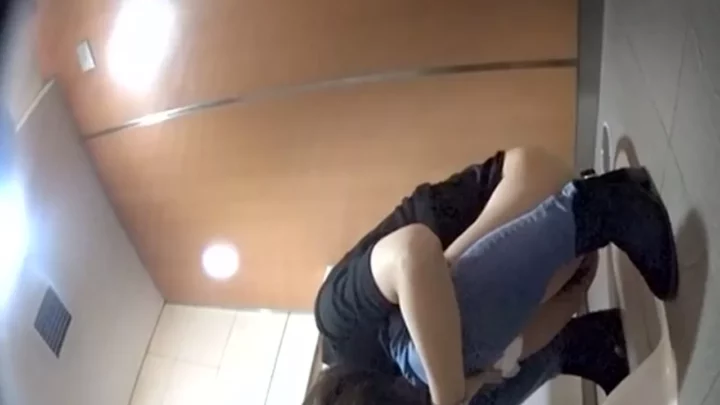 【無修正】盗撮カメラが捉えたトイレの美女たち のスクリーンショット 6