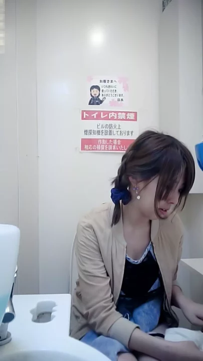 トイレの個室で盗撮！美女の無防備な姿 のスクリーンショット 10