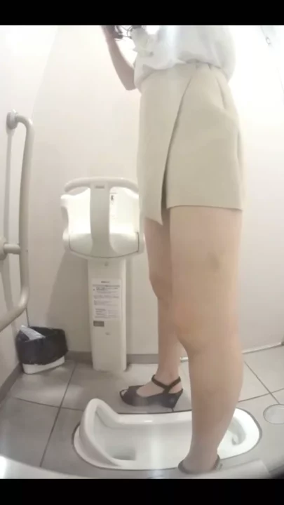 和式トイレ盗撮！お姉さんたちの密やかな瞬間を2カメラで のスクリーンショット 2