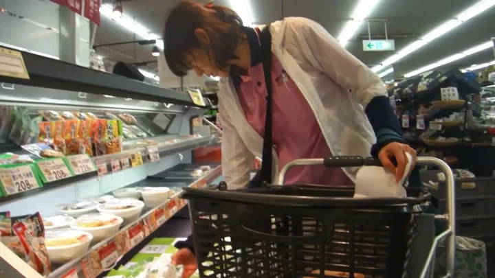 【隠し撮り】美脚美女たちの日常を覗き見！禁断の長編 のスクリーンショット 2