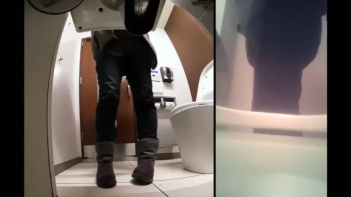 花園熟女の秘め事：公衆トイレで繰り広げられる官能劇 のスクリーンショット 2