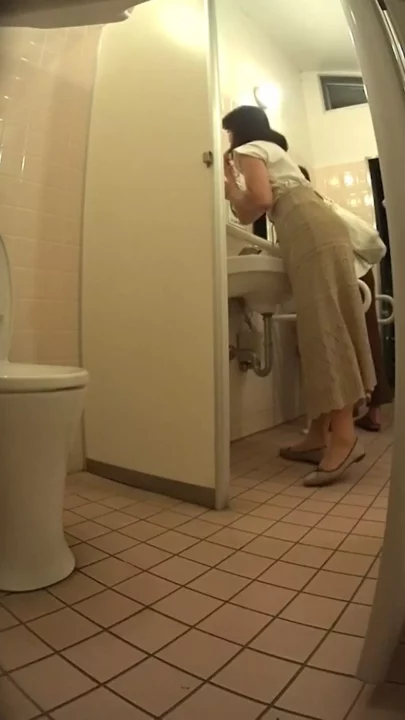 地下鉄トイレ盗撮！密室で悶える女性を隠し撮り のスクリーンショット 2