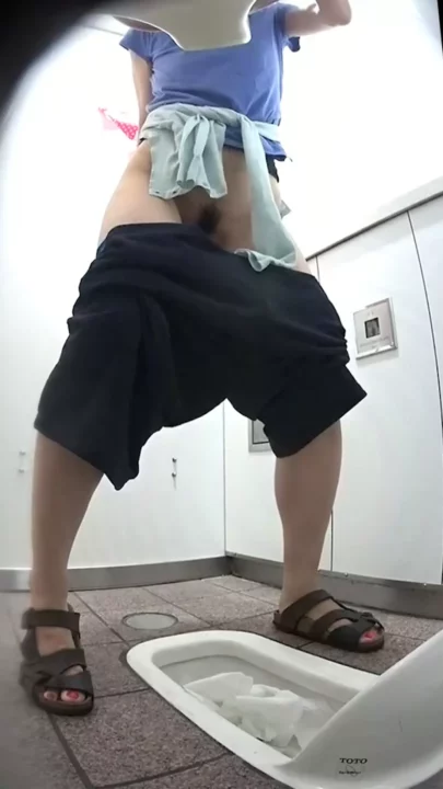 地下鉄トイレ盗撮！密室で悶える女性を隠し撮り のスクリーンショット 6