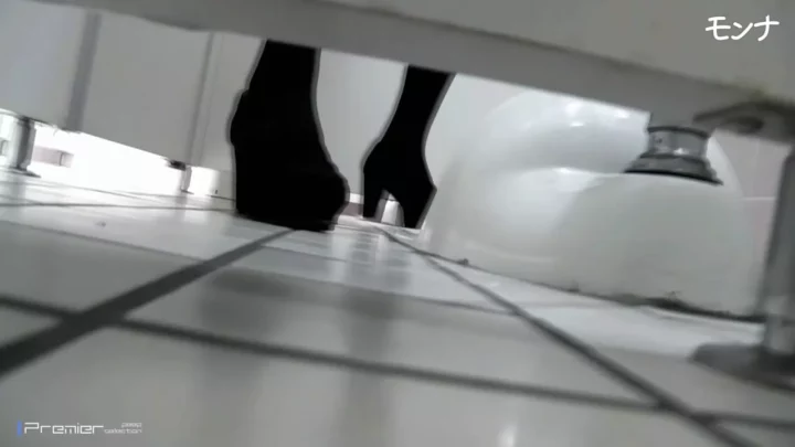 隠し撮り！トイレで魅せる日本人離れした美脚 のスクリーンショット 6