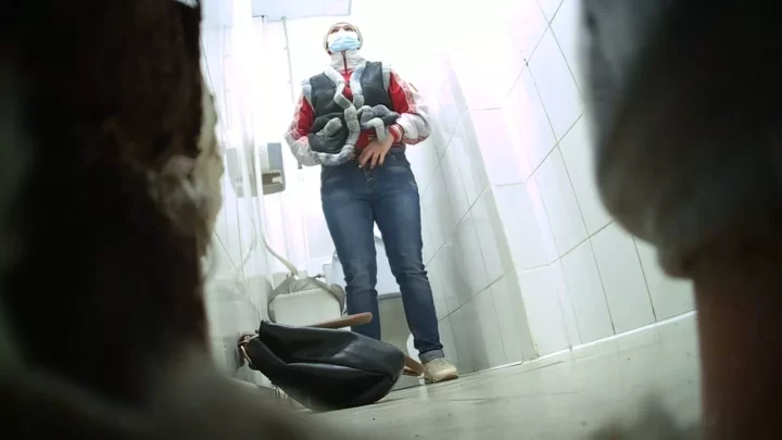 欲望爆発！ショッピングセンターのトイレで繰り広げられる禁断の排泄劇 のスクリーンショット 2