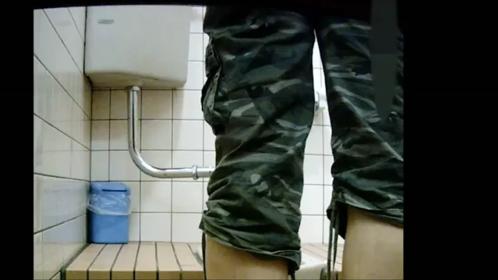 【4K】台湾の和式トイレに仕掛けた隠しカメラ！ のスクリーンショット 3